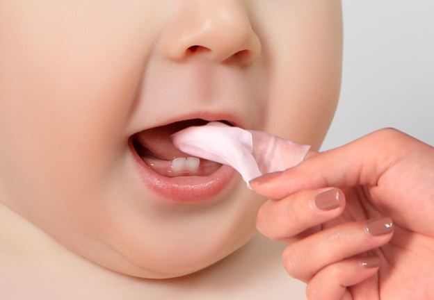 Vệ sinh miệng cho trẻ sau khi ăn