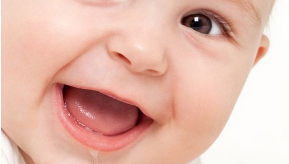 Trẻ mọc răng sớm không gây ảnh hưởng đến sức khỏe của bé