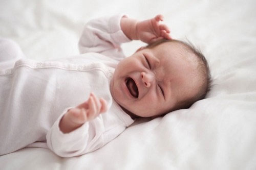 Quấy khóc, ngủ ít là một trong những dấu hiệu thiếu canxi ở trẻ sơ sinh.