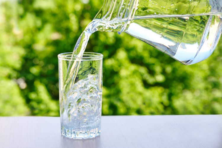 Nước lọc cũng là nguồn dinh dưỡng cung cấp canxi tự nhiên cho trẻ.
