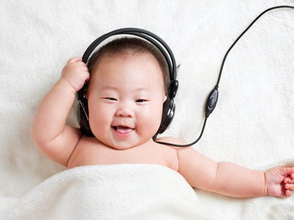 Âm nhạc kích thích bé phát triển toàn diện