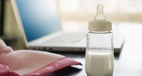 sữa mẹ hâm nóng để được bao lâu?