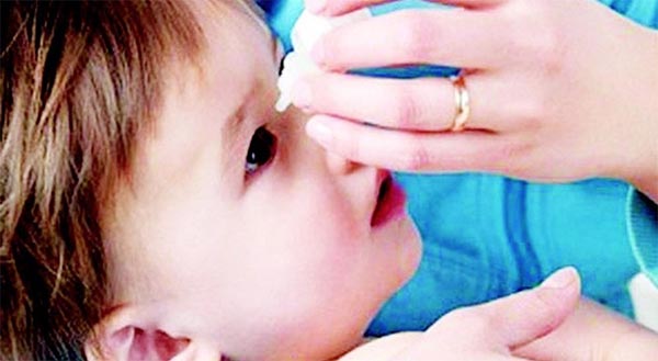Thường xuyên làm sạch mắt cho trẻ bằng nước muối sinh lý