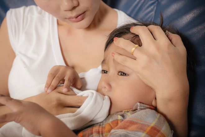 Trẻ bị bệnh trào ngược dạ dày có thể gây viêm thực quản thậm chí là biến chứng lên đường hô hấp