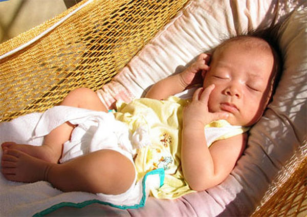 Tắm nắng cho trẻ sơ sinh vào buổi chiều lúc nào tốt?