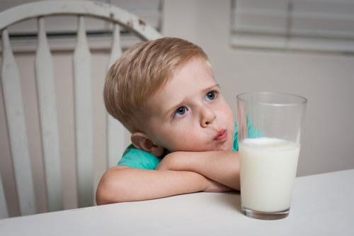 Có nên cho bé uống sữa tươi khi đói không?