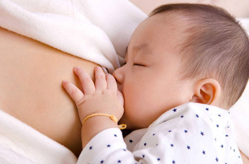 Sữa mẹ luôn là nguồn dưỡng chất tốt nhất cho bé dưới 1 tuổi