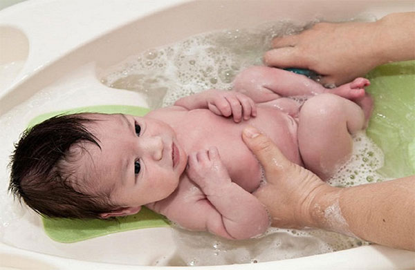 Có nên tắm cho trẻ sơ sinh bằng lá không?