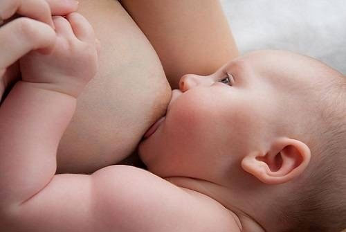 Nhiệt độ sữa mẹ khi trẻ sơ sinh ti trực tiếp là 37 độ C